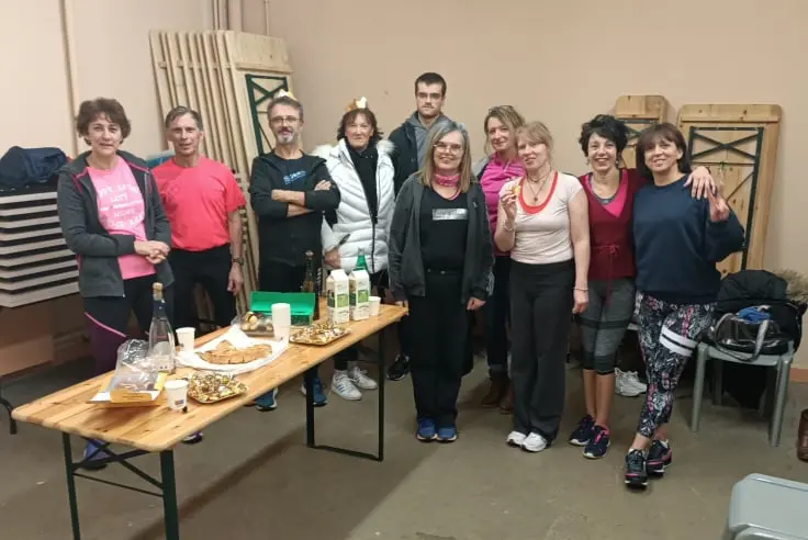 Quelques membres de Rythme et Fitness autour de la galette des rois